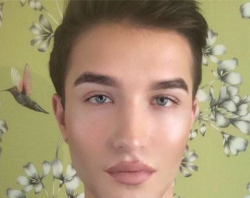 Le pidieron que se saque el maquillaje