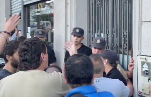 Tensión e incidentes en la sede de San Lorenzo: hinchas autoconvocados escracharon a Marcelo Moretti