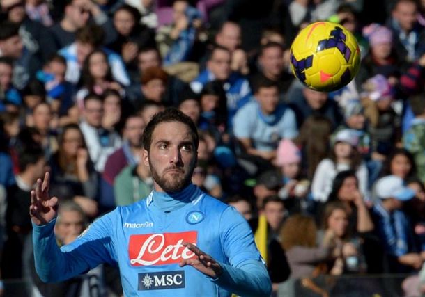 Otra alarma para Sabella: Higuaín se lesionó en el entrenamiento del Napoli