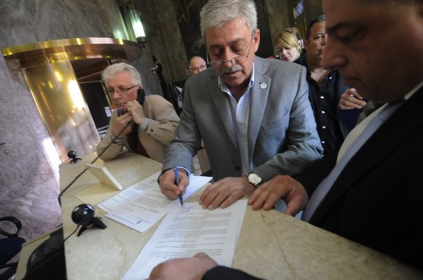 Buzzi inició los trámites para devolver el estímulo a los pequeños productores