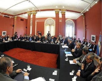 Frigerio y Prat Gay se reúnen con los gobernadores por un nuevo pacto fiscal