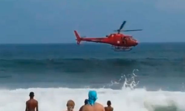 Insólito accidente de un helicóptero en las playas de Río de Janeiro
