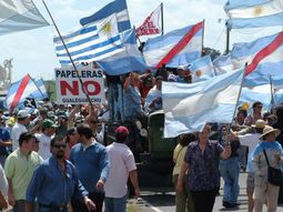 asambleistas de gualguaychu piden ver a cfk por botnia asambleistas de gualguaychu piden ver a cfk por botnia
