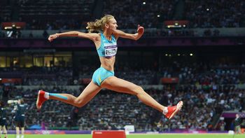 La kazaja Olga Rypakova en la prueba de salto triple La kazaja Olga Rypakova en la prueba de salto triple