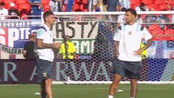 Leandro Paredes y Rodrigo de Paul haciendo el ritual de los caramelos en Kansas.