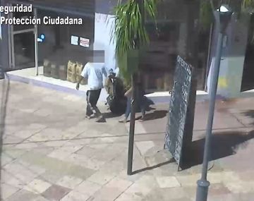 Video: una pareja fue detenida tras robarle el celular a un hombre en silla de ruedas