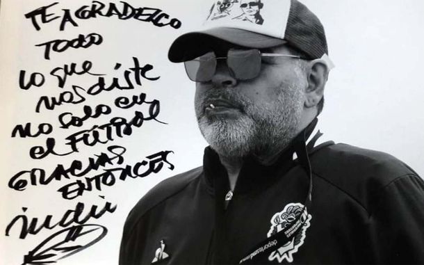 La foto de Diego Maradona autografiada por el Indio Solari.