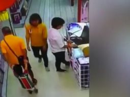 Un nene murió después de que su padre perdiera el equilibrio y lo aplastara. Un nene murió después de que su padre perdiera el equilibrio y lo aplastara.