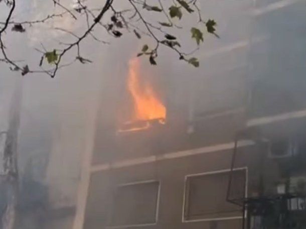 Voraz incendio en un edificio de Flores: fueron atendidas cuatro personas