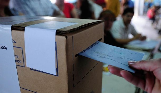 Superdomingo de elecciones: cerraron los comicios en las cuatro provincias y se esperan los resultados