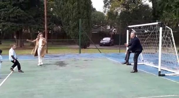 Macri recibió un pelotazo durante un picadito picante