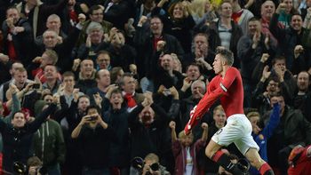 con goles de van persie, el manchester united gano y escala en la premier con goles de van persie, el manchester united gano y escala en la premier