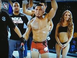 Le pegó una trompara a una promotora artes marciales mixtas Le pegó una trompara a una promotora artes marciales mixtas