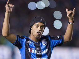 intacto: mira lo que invento ronaldinho en el futbol mexicano intacto: mira lo que invento ronaldinho en el futbol mexicano