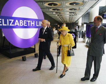 Reino Unido: la reina Isabel II reapareció para inaugurar su línea de subte en Londres