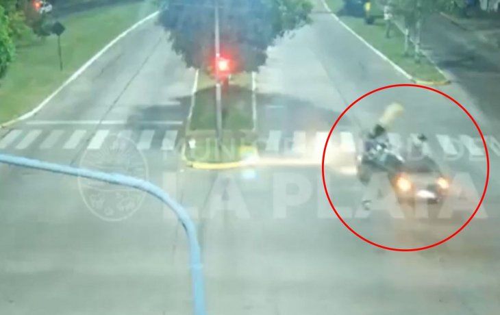 La Plata: cruzó en rojo a toda velocidad y mató a un motoquero