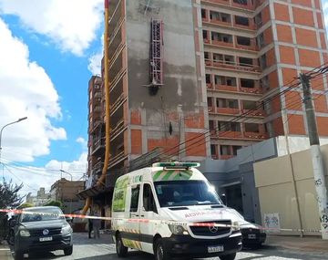 Los dos empleados continúan internados en el centro de salud local.