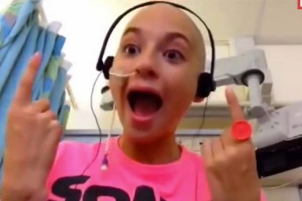 Una chica se vuelve estrella de YouTube después de morir y cumple su sueño