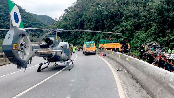 Tragedia en Brasil: al menos 21 muertos al desbarrancar un micro que iba a Camboriú