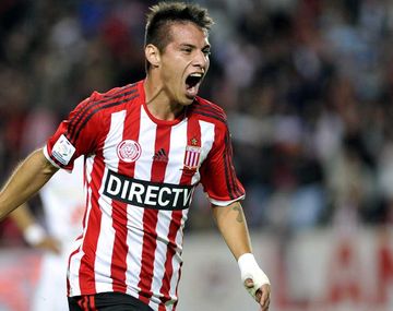 Auzqui, celebrando un gol con Estudiantes