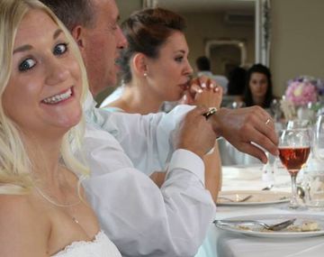 La engañó y ella decidió vender su vestido de novia para pagar el divorcio