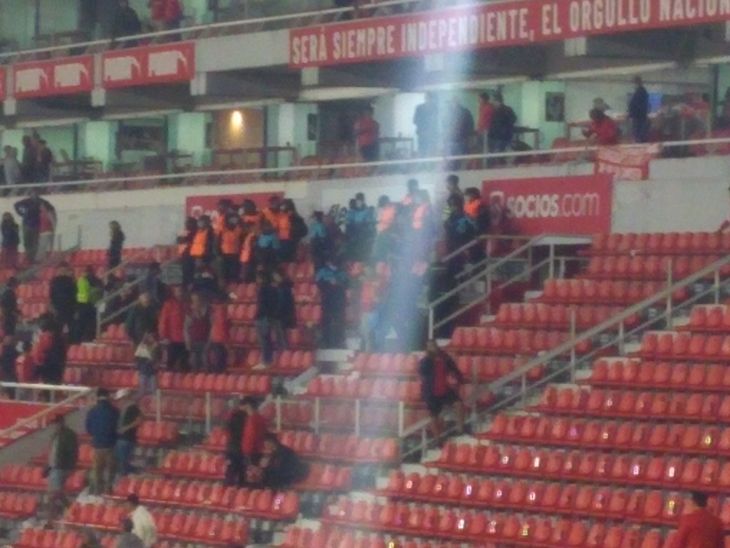 Violencia e incidentes en Independiente. Fotos: @masrojo