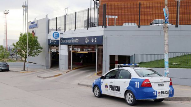 Desalmados: dejaron a su beba encerrada en el auto y se fueron al cine