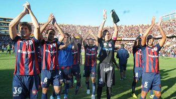 trajo suerte: el ciclon vencio a colon con la casaca del papa trajo suerte: el ciclon vencio a colon con la casaca del papa