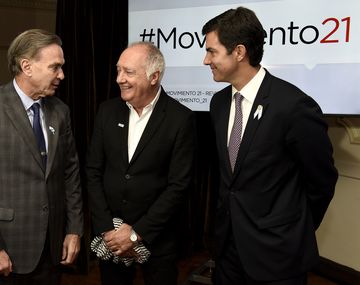El director de la revista M21, Hugo Quintana, junto al senador nacional Miguel Ángel Pichetto y el gobernador de Salta, Juan Manuel Urtubey,