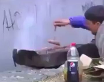 Insólito: cuida el asado en medio de una protesta con incidentes