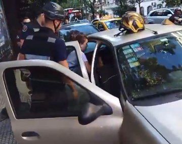Video: así rescataron a una beba que quedó encerrada en un auto