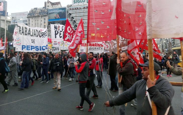 Los trabajadores cortan la 9 de Julio, la Avenida Corrientes y el Metrobus. Hay caos de tránsito.
