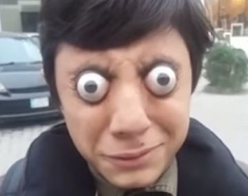 Muhammad Ahmed Khan es un pakistaní que se saca los ojos de lugar