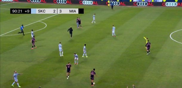 La reacción del guardaespaldas de Messi ante la ingreso de un hincha a la cancha