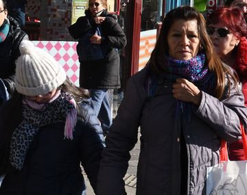 Con barbijo y bufanda: otro arranque con baja sensación térmica en la Ciudad