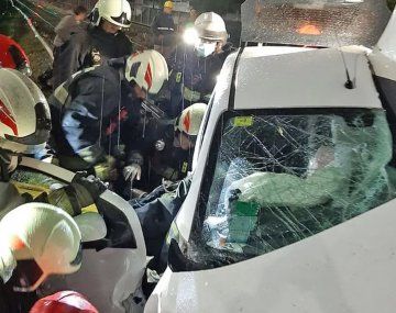 Una formación del Tren Sarmiento arrolló a un auto: el conductor quedó atrapado