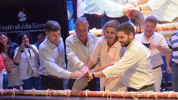 Tandil presentó el salame más largo del mundo, de 41,9 metros. Tandil presentó el salame más largo del mundo, de 41,9 metros.