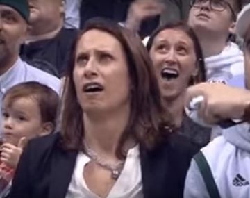 Lo agarró la kiss cam en la NBA para que bese a la madre