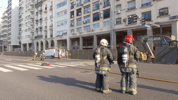 Caos en avenida Del Libertador por la rotura de un caño de gas