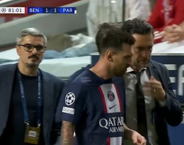 Qué no sea nada: Lionel Messi salió faltando 10 minutos por una molestia física
