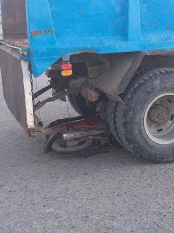 Le pasó un camión por encima de la moto y se salvó