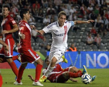 Estudiantes superó a Argentinos Juniors y se subió a lo más alto de la tabla