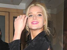 esta actriz de 22 anos se luce con su costado mas intimo esta actriz de 22 anos se luce con su costado mas intimo