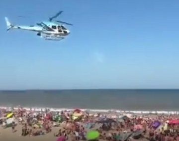 Pánico en Villa Gesell por un helicóptero que sobrevoló a metros de la playa