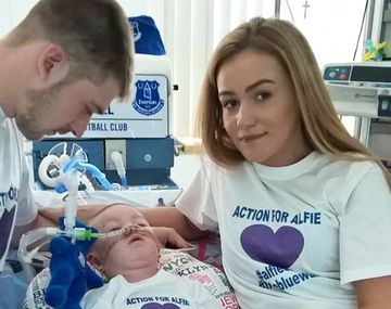 Los papás de Alfie, Tom Evans, de 21 años, y Kate James, de 20 