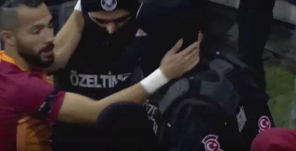 Festejó un gol con policías tras el atentado en Turquía