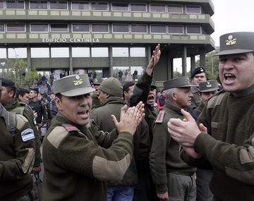 Gendarmes y prefectos siguen con la protesta pese al anuncio