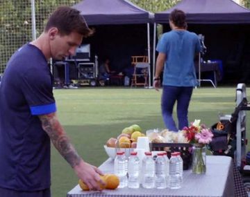 Lio Messi sorprendió e hizo jueguitos con una naranja