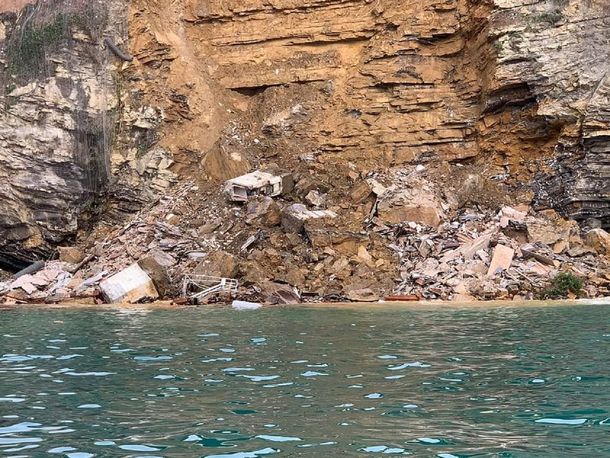 Graban cuando se derrumbó un cementerio en un acantilado: decenas de cadáveres flotan en el mar