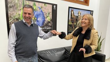 Yamandú Orsi y Carolina Cosse son los principales precandidatos presidenciales del Frente Amplio. Yamandú Orsi y Carolina Cosse son los principales precandidatos presidenciales del Frente Amplio.